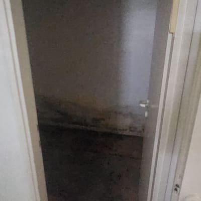 חדר ריק עם דלת פתוחה וקיר מלוכלך