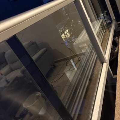 מעקה זכוכית נקי עם דלי ומגב