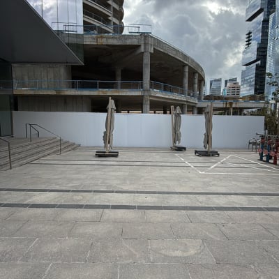 שלושה שמשיות סגורות על רקע בניין בבנייה