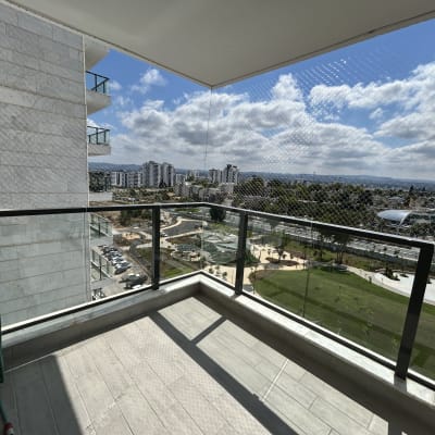 רשת הגנה מותקנת על מרפסת למניעת כניסת יונים