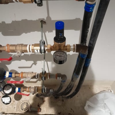 צנרת מים עם מד לחץ וברזים שונים