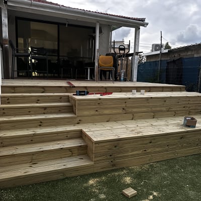 מדרגות עץ עם כלים וחומרים לבנייה