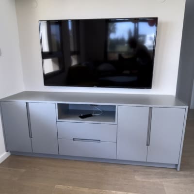 ארון טלוויזיה אפור עם מדף עליון