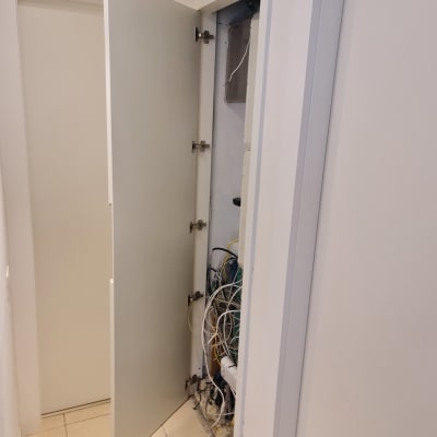 ארון פתוח עם חוטי חשמל גלויים