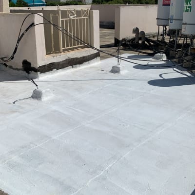 גג אטום בצבע לבן עם צינורות חשופים