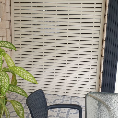 תריס אלומיניום סגור עם חריצים אופקיים