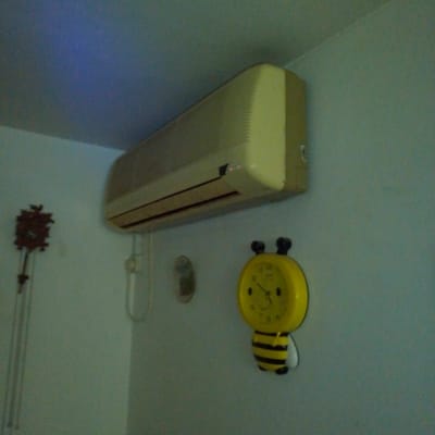 מזגן מותקן על קיר לבן בחדר