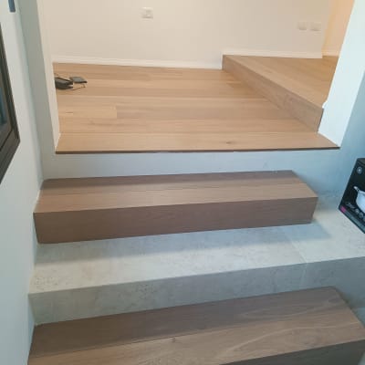 מדרגות עץ מותקנות בבית