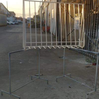 מסגרת מתכת עומדת על רגליים ברחוב תעשייתי