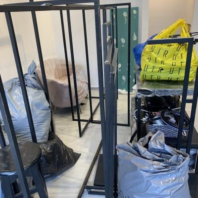 מסגרות מתכת ושקיות במעבר דירה או משרד