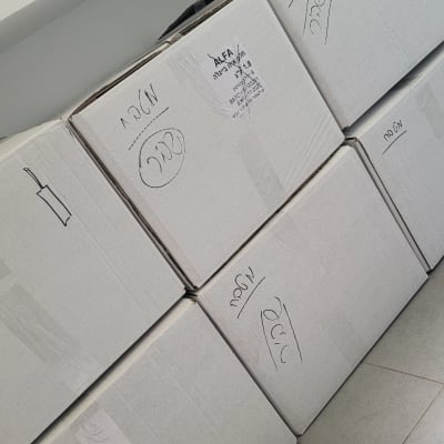 קופסאות מסומנות עם כתובות בעברית על רצפה