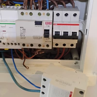 לוח חשמל עם מפסקים וחוטי חשמל