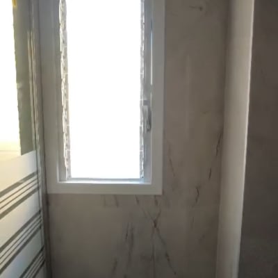 חלון חדש בחדר אמבטיה עם קירות משופצים