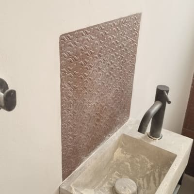 כיור עם ברז וכלי עבודה בחדר שיפוצים