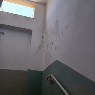 קיר מתקלף עם מעקה במדרגות
