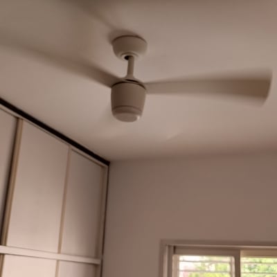 מאוורר תקרה בחדר עם חלון וארגזים