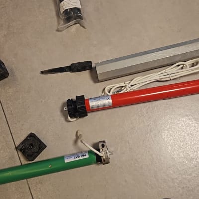 חלקים וכלים הקשורים לתריסים על הרצפה