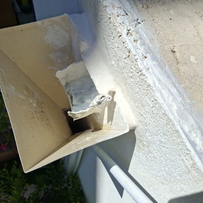 תיקון איטום ואיטום סביב יציאת מרזב בקיר חיצוני