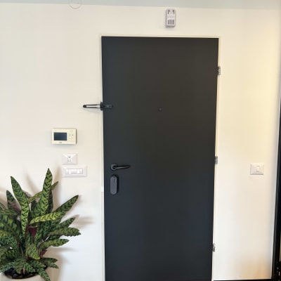 דלת מתכת כהה עם ידית ומנעול