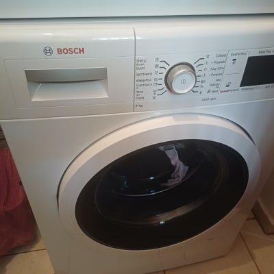 מכונת כביסה בוש עם לוח בקרה ותצוגה דיגיטלית