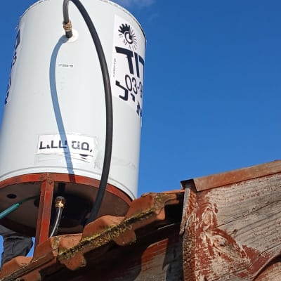 דוד שמש מותקן על גג עם שמיים כחולים ברקע