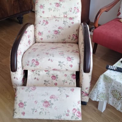 כורסה מרופדת בפרחים עם הדום נשלף