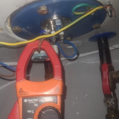 מד זרם מחובר לדוד שמש עם חוטים חשמליים