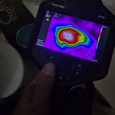 מד חום תרמי מציג תוצאות חום על מסך