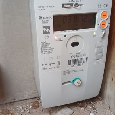 מונה חשמל דיגיטלי עם תצוגה ומספרים