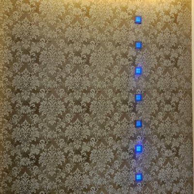 טפט דקורטיבי עם דוגמה פרחונית ותאורה כחולה