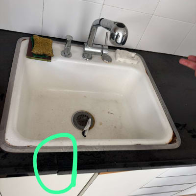 כיור מטבח עם ברז וספוגים לניקוי