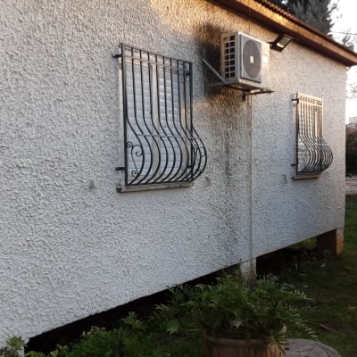 סורגים מתכתיים על חלונות קיר חיצוני