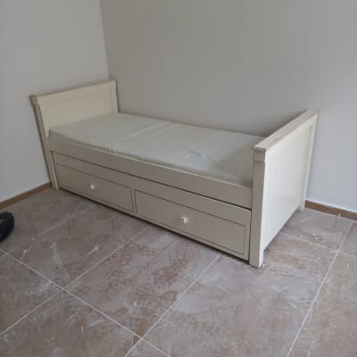 מיטה עם מגירות על רצפה מאובקת