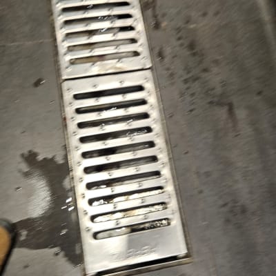 ניקוז מתכת עם מים על הרצפה