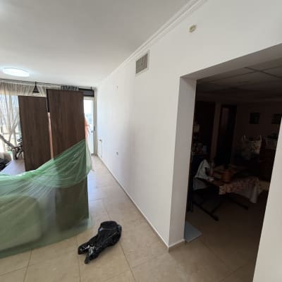 חדר עם קירות צבועים ורהיטים מכוסים בניילון