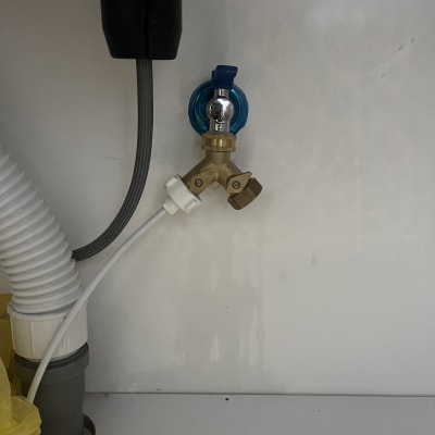 ברז מים עם צינורות מתחת לכיור