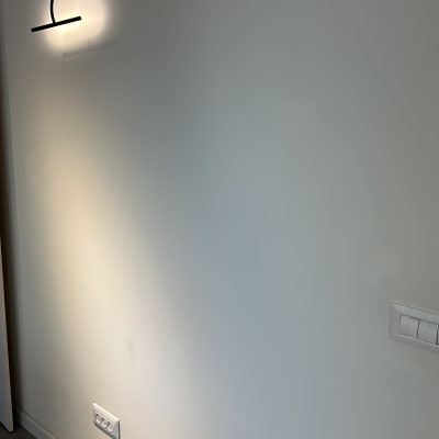 מנורה על קיר עם מתגי חשמל