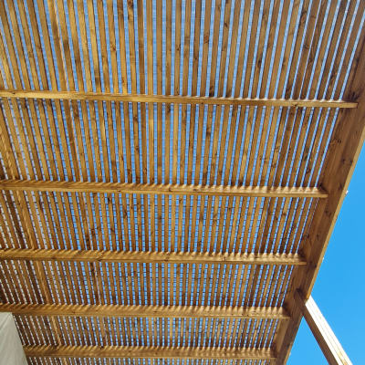 פרגולה מעץ עם קורות עץ אנכיות