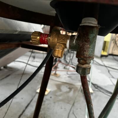 שסתום מתכת מחובר לצינור בדוד שמש