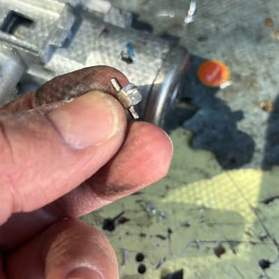 יד מחזיקה חלק מתכת קטן ליד מנעול רכב