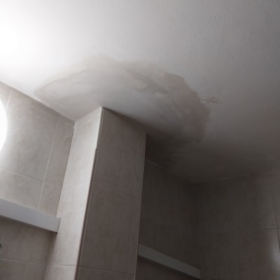 תקרה עם סימני רטיבות ותיקון צבע