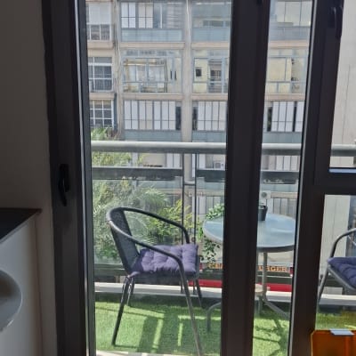 דלתות הזזה מזכוכית ביציאה למרפסת עם מעקה זכוכית