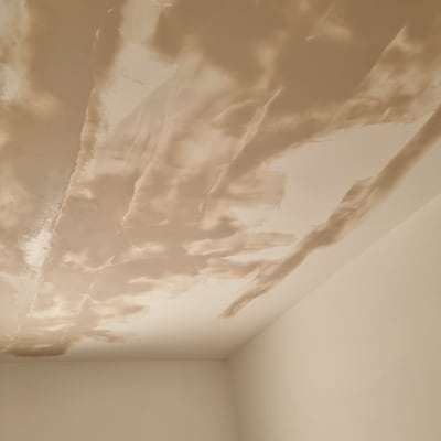 תקרה עם סימני תיקון וצבע