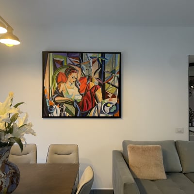 תמונה של סלון עם ציור צבעוני על הקיר