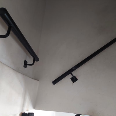 מעקות מתכת שחורים מותקנים על קיר לבן