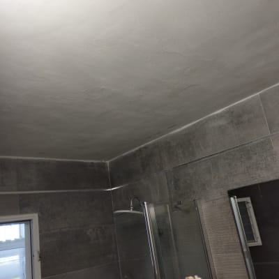 תקרה צבועה בלבן עם סדקים קלים