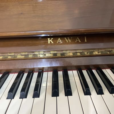 קלידי פסנתר קוואי עם לוח עץ עליון