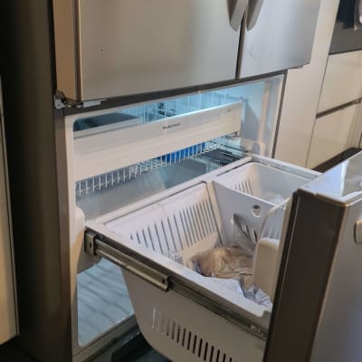 מגירת מקפיא פתוחה עם מזון קפוא בשקיות