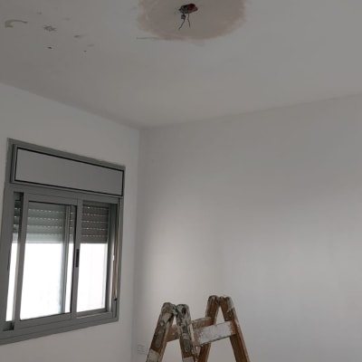 סולם עץ בחדר עם חוטי חשמל בתקרה