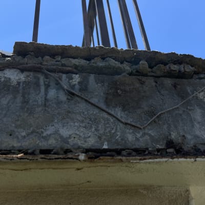 חלק עליון של מבנה עם חוטים וברזלים חשופים